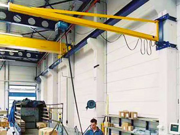 Wall type cantilever crane